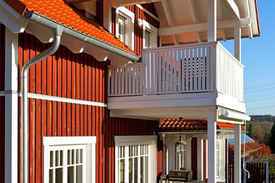 Idee per la villa rossa scandinava a un piano di medie dimensioni con rivestimento in legno, tetto a capanna e copertura in tegole