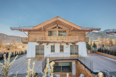 Zweistöckige Urige Holzfassade Haus mit brauner Fassadenfarbe und Satteldach in Sonstige