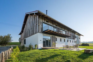 Zweistöckige Urige Holzfassade Haus mit brauner Fassadenfarbe und Pultdach in München