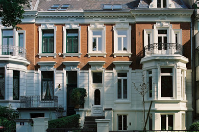 ハンブルクにあるトラディショナルスタイルのおしゃれな家の外観 (混合材サイディング、マルチカラーの外壁、タウンハウス) の写真