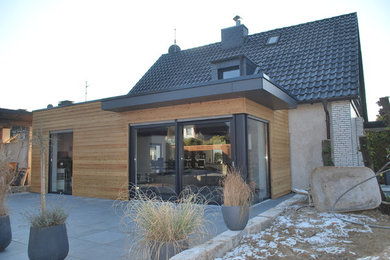 Mittelgroßes, Zweistöckiges Modernes Haus mit beiger Fassadenfarbe und Flachdach