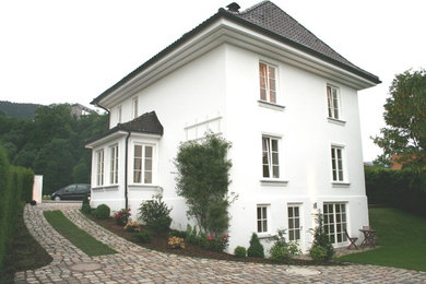 Mittelgroßes, Zweistöckiges Modernes Haus mit Steinfassade und weißer Fassadenfarbe in München