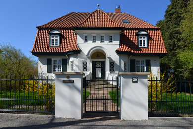 Geräumiges, Dreistöckiges Klassisches Haus mit Betonfassade, weißer Fassadenfarbe und Mansardendach in Bremen