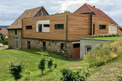 Großes, Zweistöckiges Modernes Haus mit Flachdach und brauner Fassadenfarbe in Sonstige