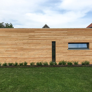 Einstöckiges, Beigefarbenes Modernes Einfamilienhaus mit Holzfassade und Flachdach in Sonstige