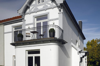 Kleines, Zweistöckiges Klassisches Haus mit weißer Fassadenfarbe und Mansardendach in Hamburg