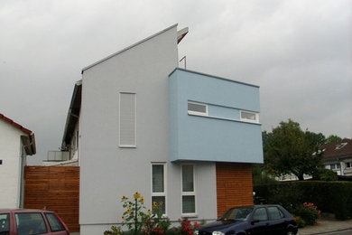 Mittelgroßes, Zweistöckiges Modernes Haus mit blauer Fassadenfarbe und Pultdach in Frankfurt am Main