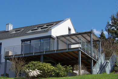 Cette image montre une façade de maison blanche avec un toit à deux pans.
