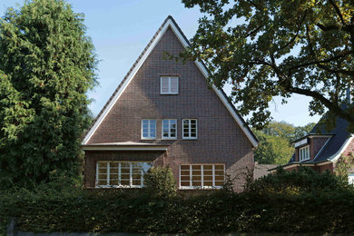 Mittelgroßes, Dreistöckiges Klassisches Haus mit Satteldach in Hamburg
