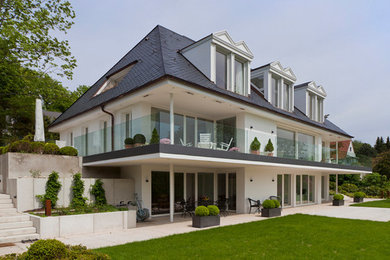 Diseño de fachada blanca clásica extra grande de dos plantas con tejado a dos aguas