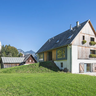 Beigefarbenes, Mittelgroßes, Dreistöckiges Country Einfamilienhaus mit Mix-Fassade, Satteldach und Schindeldach in Stuttgart