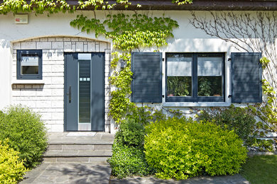 Großes, Einstöckiges Klassisches Einfamilienhaus mit weißer Fassadenfarbe, Satteldach und Ziegeldach in Sonstige