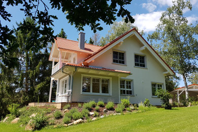 Mittelgroßes, Zweistöckiges Skandinavisches Einfamilienhaus mit Putzfassade, weißer Fassadenfarbe, Satteldach und Ziegeldach in Frankfurt am Main