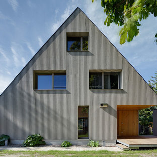 Idee per la facciata di una casa grigia contemporanea a tre piani di medie dimensioni con rivestimento in legno e tetto a capanna