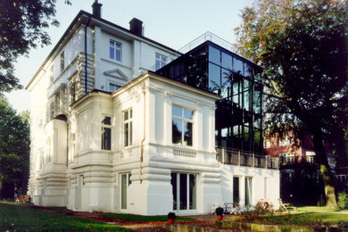 Diseño de fachada clásica de tamaño medio con revestimiento de vidrio