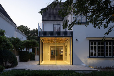 Kleines Modernes Einfamilienhaus mit Glasfassade, schwarzer Fassadenfarbe und Flachdach in Hamburg