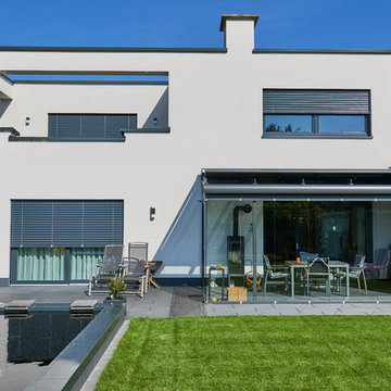 Villa im Bauhausstil mit Teich im Garten