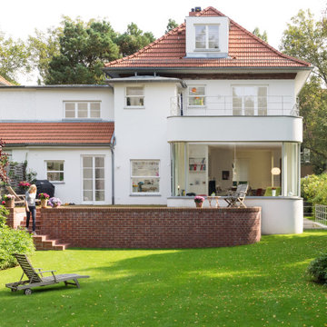 Villa mit Holzanbau
