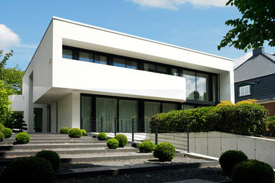 Geräumiges, Zweistöckiges Modernes Haus mit weißer Fassadenfarbe, Flachdach und Putzfassade in Bremen