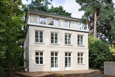 Zweistöckiges Klassisches Einfamilienhaus mit Putzfassade, beiger Fassadenfarbe, Walmdach und Ziegeldach in Berlin