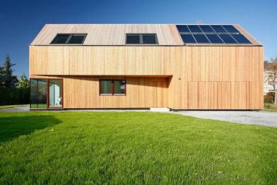 Große, Zweistöckige Moderne Holzfassade Haus mit brauner Fassadenfarbe und Satteldach in Leipzig
