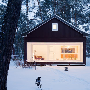 Idee per la facciata di una casa nera scandinava a due piani di medie dimensioni con tetto a capanna