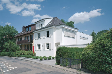 Dreistöckiges Modernes Haus mit weißer Fassadenfarbe in Frankfurt am Main