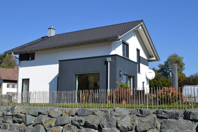 他の地域にあるコンテンポラリースタイルのおしゃれな家の外観 (漆喰サイディング) の写真