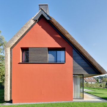 Wohnhaus am Wald mit großem Fenster