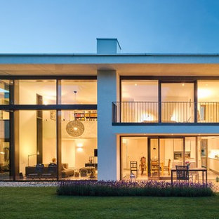 Großes, Zweistöckiges, Weißes Modernes Einfamilienhaus mit Mix-Fassade und Flachdach in Sonstige