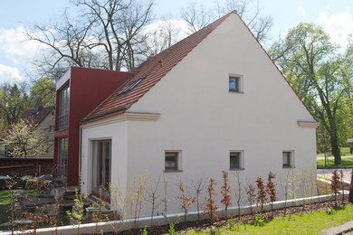 Großes, Zweistöckiges Klassisches Einfamilienhaus mit Putzfassade, beiger Fassadenfarbe, Satteldach und Ziegeldach in Berlin