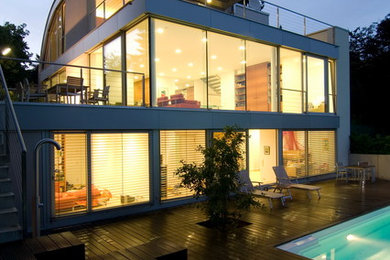 Großes, Dreistöckiges Modernes Haus mit Mix-Fassade in Sonstige