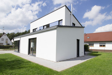 Modernes Haus mit weißer Fassadenfarbe und Pultdach in Nürnberg
