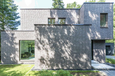 Mittelgroßes, Zweistöckiges Modernes Einfamilienhaus mit Backsteinfassade, brauner Fassadenfarbe und Flachdach in Hamburg