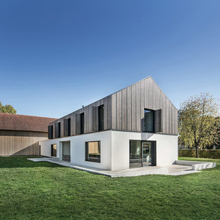 Zweistöckiges, Mehrfarbiges Landhaus Einfamilienhaus mit Mix-Fassade und Satteldach in Sonstige