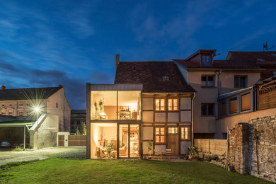Mittelgroßes, Zweistöckiges Country Einfamilienhaus mit beiger Fassadenfarbe und Ziegeldach in Sonstige