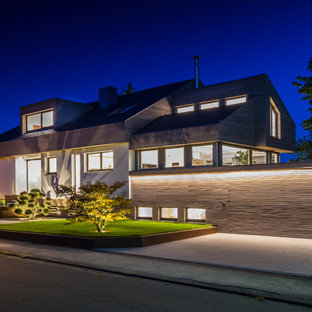 Großes, Dreistöckiges, Braunes Modernes Einfamilienhaus mit Holzfassade und Satteldach in Stuttgart