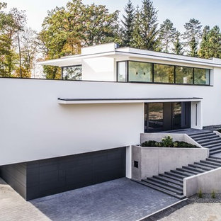 Großes, Zweistöckiges, Weißes Modernes Einfamilienhaus mit Putzfassade und Flachdach in Stuttgart