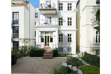 Dreistöckiges Klassisches Haus mit weißer Fassadenfarbe und Flachdach in Hamburg
