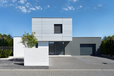 Foto de fachada blanca minimalista grande de dos plantas con revestimientos combinados y tejado plano