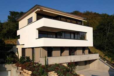 Geräumiges, Dreistöckiges Modernes Haus mit beiger Fassadenfarbe und Flachdach in Bremen