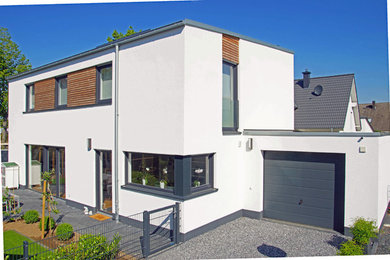 Zweistöckige Moderne Holzfassade Haus mit weißer Fassadenfarbe und Pultdach in Düsseldorf
