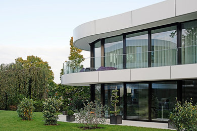 Großes, Zweistöckiges Modernes Haus mit weißer Fassadenfarbe in Stuttgart