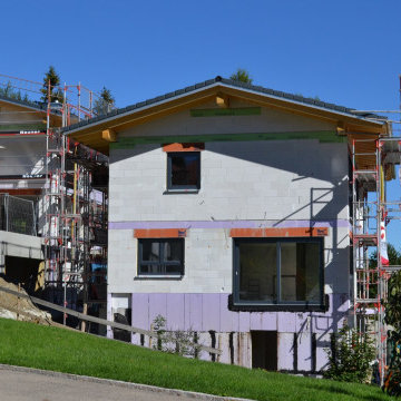 Zwei gleiche Einfamilienhäuser im Bau