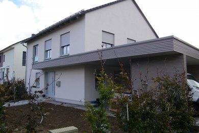 Mittelgroßes, Zweistöckiges Modernes Einfamilienhaus mit Putzfassade, grauer Fassadenfarbe, Satteldach und Ziegeldach in Dresden