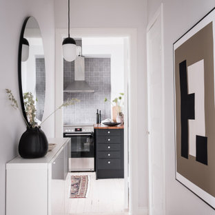 Foto på en mellanstor minimalistisk hall, med grå väggar och beiget golv