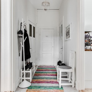 Idéer för att renovera en mellanstor vintage hall, med vita väggar och klinkergolv i keramik