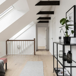 Idéer för mellanstora minimalistiska hallar, med vita väggar, ljust trägolv och beiget golv