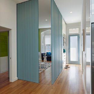 Idée de décoration pour un couloir design avec un mur bleu.