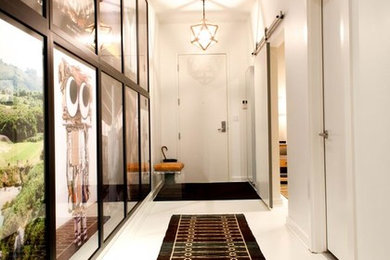 На фото: коридор в стиле неоклассика (современная классика) с белыми стенами и бетонным полом с